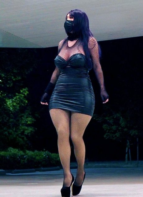 CrimsonBorgia model hd images