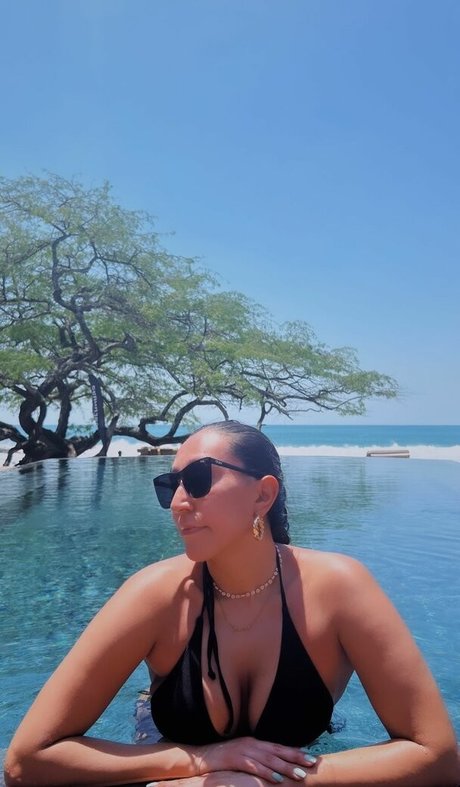 La irais nudes model image