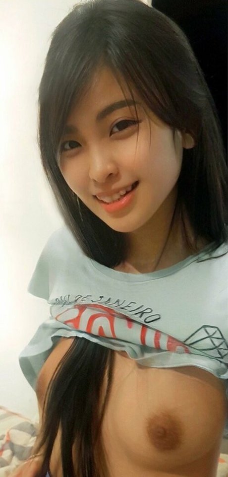 Aveline Liu model hot picture