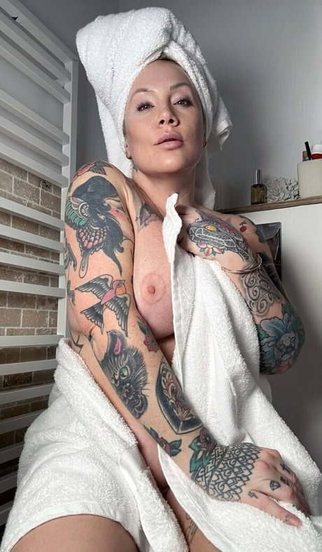 misshawthorn exclusive star image