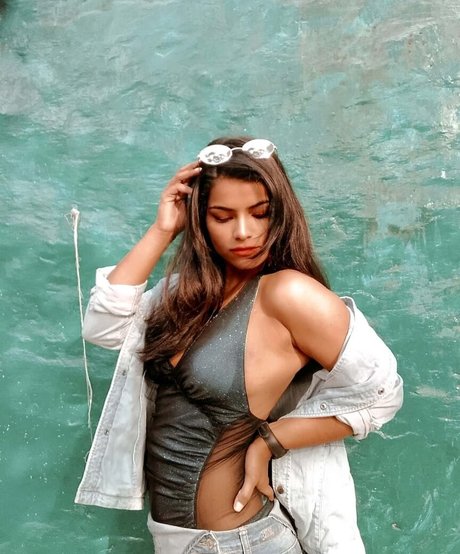 Nidhi Goel star sexy pic