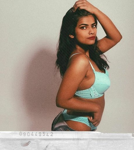 Nidhi Goel star pretty pics