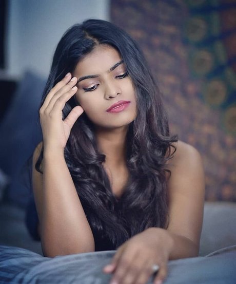 Nidhi Goel hot actress pictures