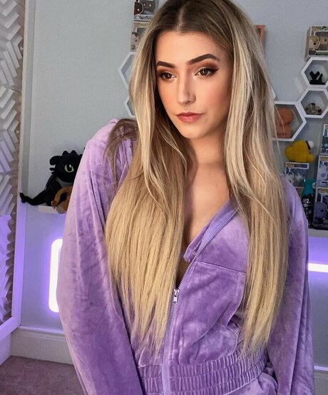 SweetTails pornstar exclusive images