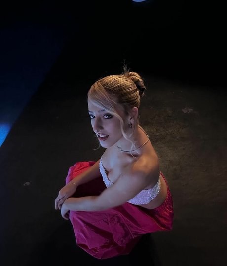 Ariannmusic naked model picture