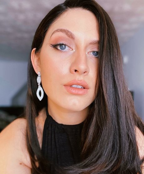 flat chested onlyfans pretty pictures