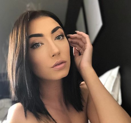 Taylor Kristine pretty pornstar gallery