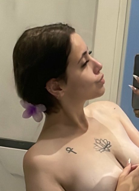 Nururkmz beautiful model image