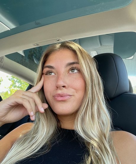 Morena Bradas art model pics