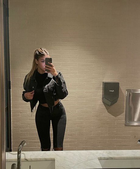 Morena Bradas model erotic image