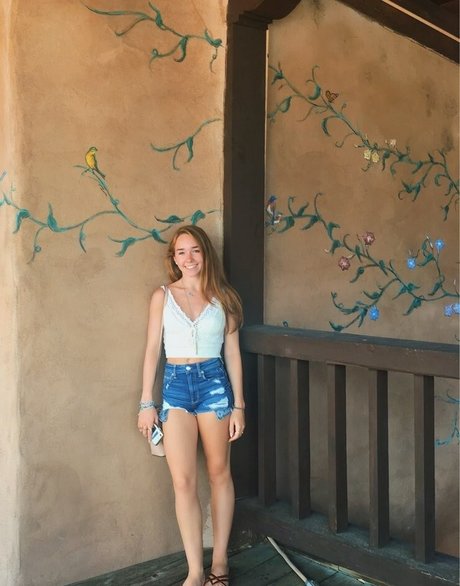 Holly Taylor hd model archive