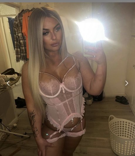 ashtonhughesxo sexy actress img