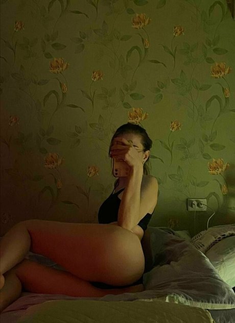 Magic Lady exclusive model pic