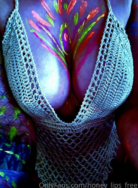 honey lips gold model nice pics