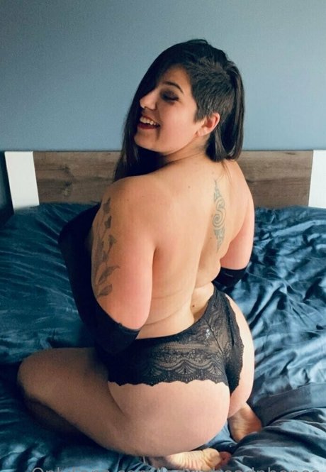 ladywheadphones model hot photo