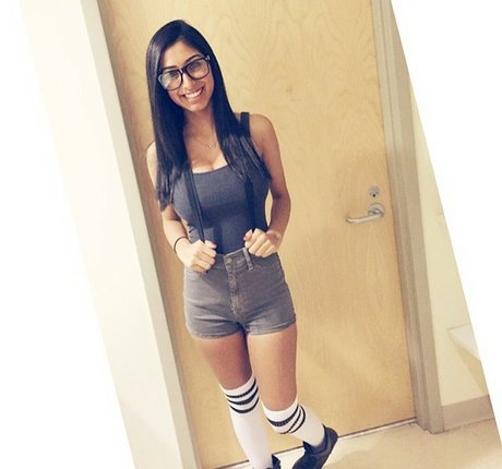 Sasha Kalra star nude archive