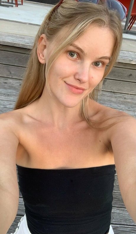 Curlylolly nudes model picture