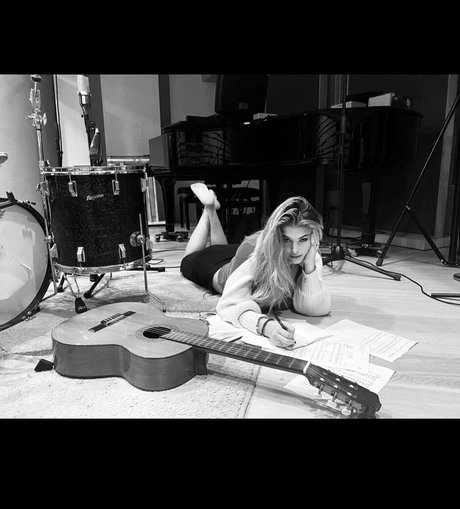 Shabel sexy model pictures