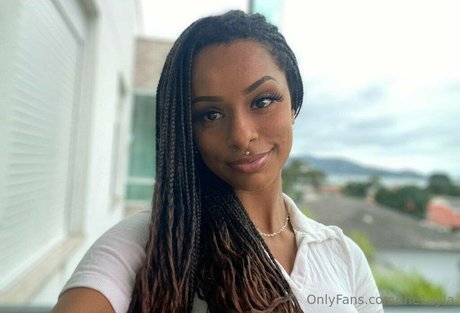 the1ayla naked actress picture