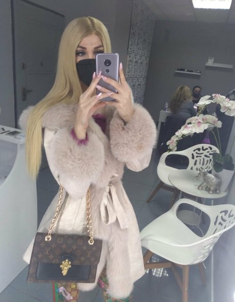 TsLindsayPrat erotic actress pics