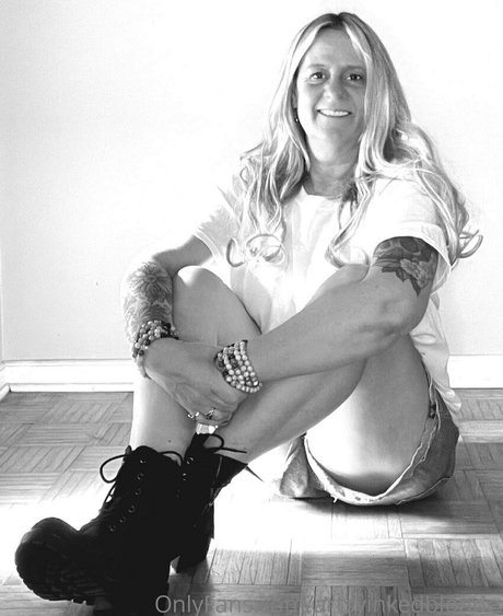 artsyinkedblonde star nudes gallery