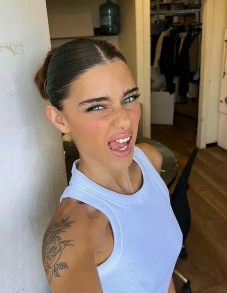 Milana Vino naked model picture