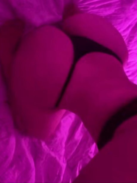 Nehir Sar model erotic pictures