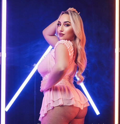 quincyentertainment model hot photo