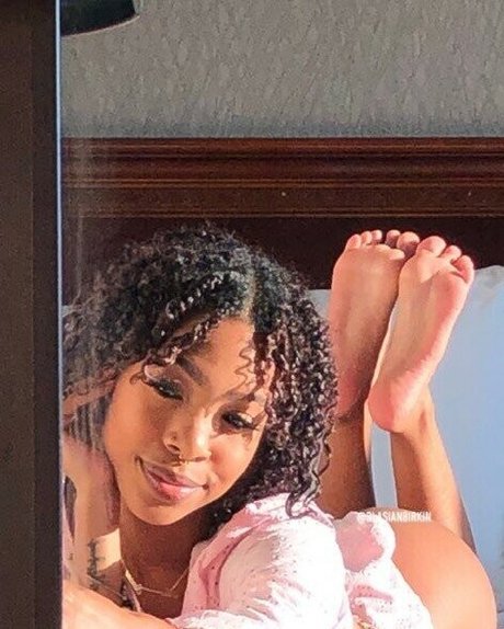 Sinister Simone xxx model images