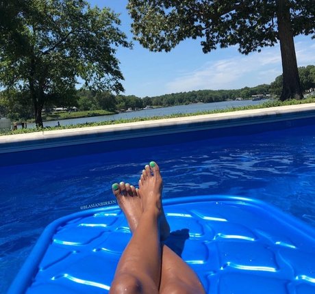 Sinister Simone model free photo