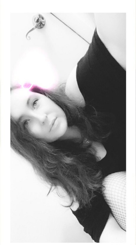 pr3ttyandpr3gnant free model pic