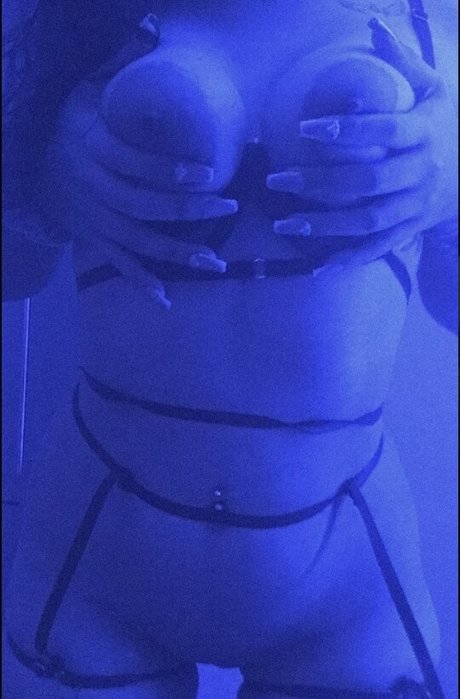 melcorpus2_ pornographic model img