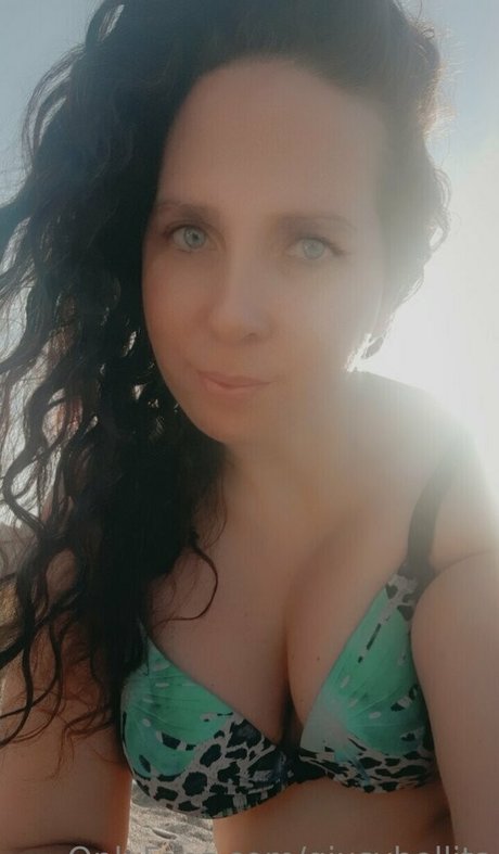 only queen84 model top photos