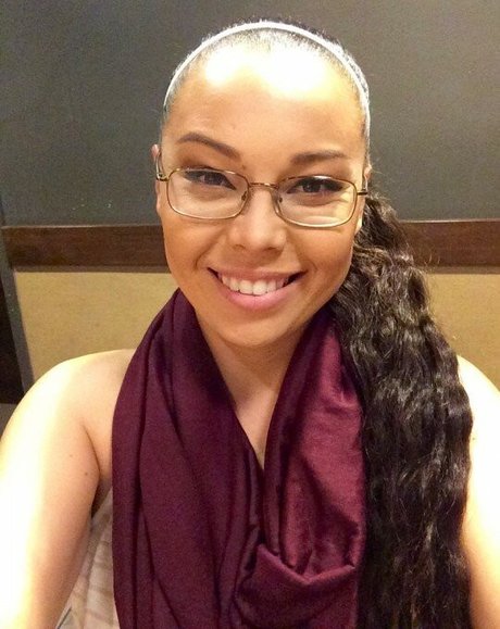 Molly Songbird pornstar erotic pics