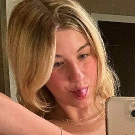 lynntoria pornographic model img