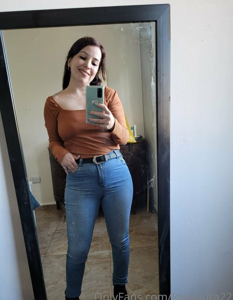 lovelaura22 pornstar naked image