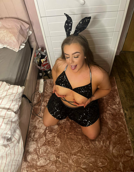 ellerm97 model naked photo