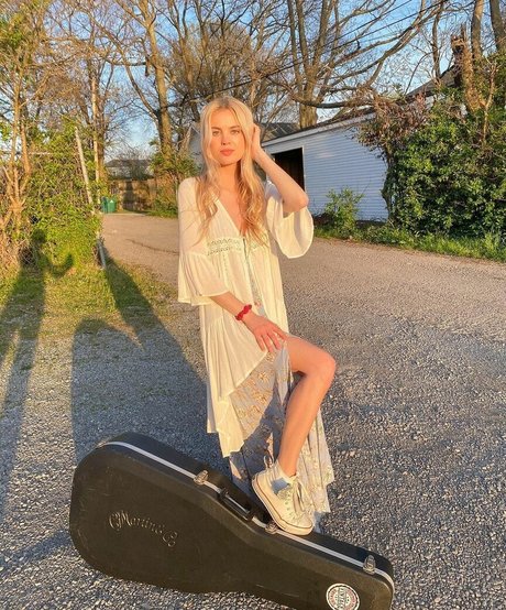 Zandi Holup best star pics