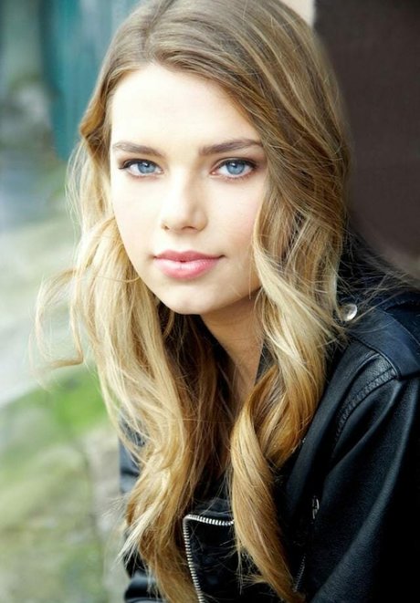 Indiana Evans model erotic pic