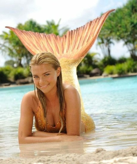 Indiana Evans beautiful star picture