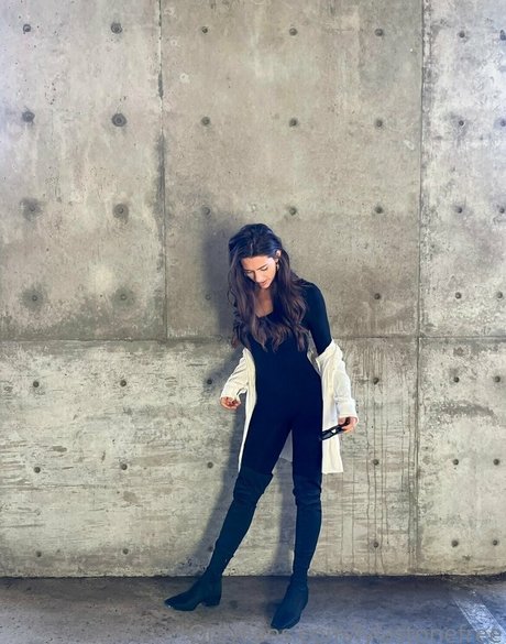 lylastonefree naked model photo