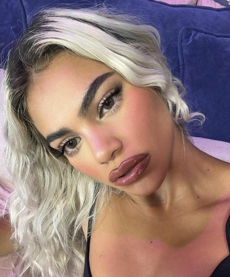 chubby kitty onlyfans hot naked picture