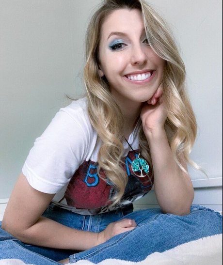 Abigail Cristea model free image