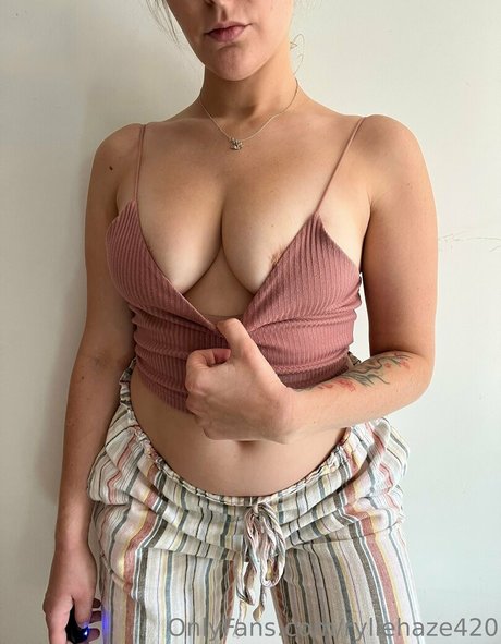 ryliehazefeedee hot model image