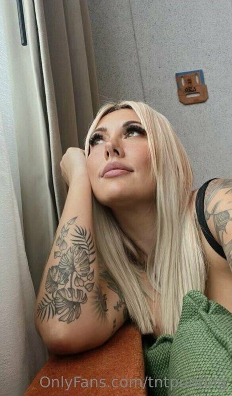 carlyelectriclive high quality actress pic