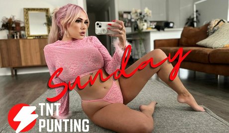 carlyelectriclive model pretty photos