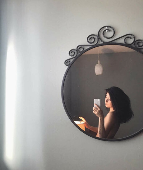 Daniela Andrade art model image