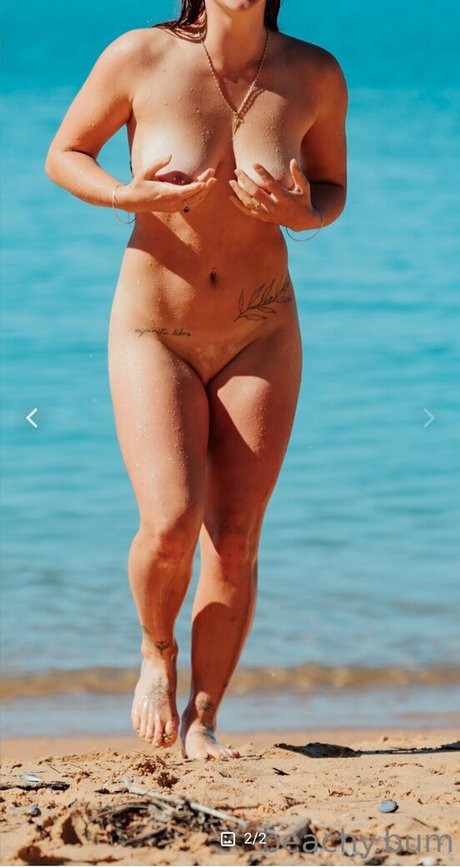 beachy bum nudes model picture