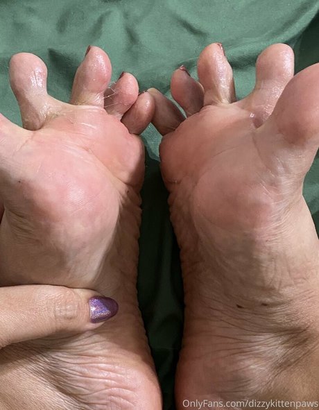 dizzykittenpaws beautiful model pics