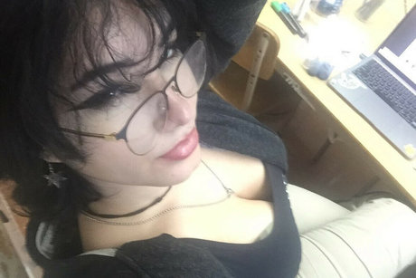 Roombaslayer69 nude model image